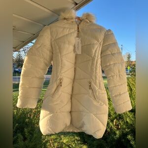 Elegant Cream Puffer Jacket with Faux Fur Trim